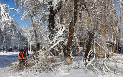 ФОТОФАКТ: авдеевские коммунальщики устраняют последствия снегопада
