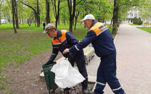 Супергерої кожного дня: як комунальники Авдіївки під обстрілами наводять лад у фронтовому місті