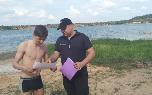 Авдіївські рятувальники проводять роз′яснювальну роботу на міських озерах. ФОТОФАКТ