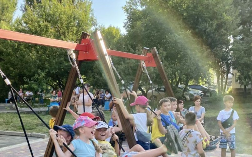 Еще одна суперпрочная площадка для детворы появилась в Авдеевке (ВИДЕО)