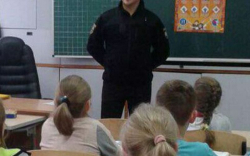 В Авдеевке в школу пришла полиция