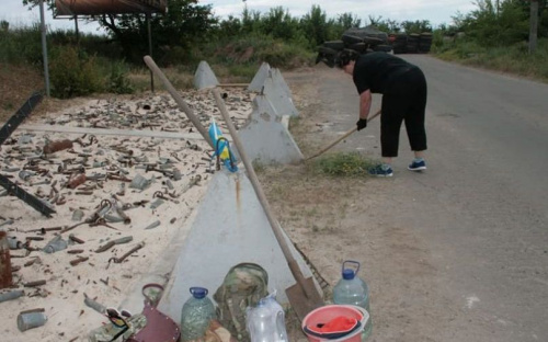 В районе Авдеевской промзоны наводят порядок на мемориале (ФОТО)