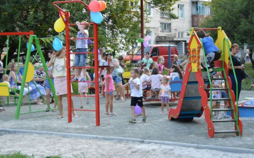 День двора: в Авдеевке ярко отметили завершение важного проекта (ФОТОРЕПОРТАЖ)