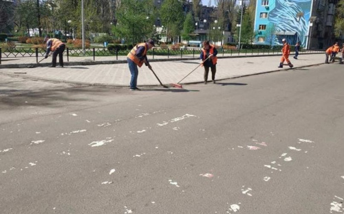 На варті чистоти та порядку: як авдіївські комунальники наводять лад у місті ( ФОТОФАКТ)