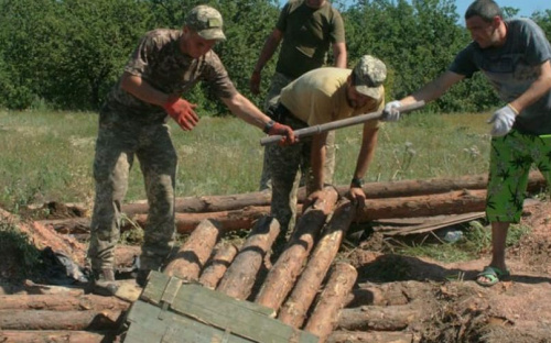Блиндаж за Мемориалом защитникам Авдеевской промзоны начали реставрировать (ФОТО)