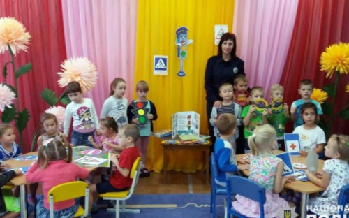 Полицейские знакомили детвору в Авдеевке с 