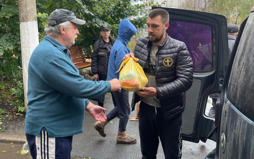 Військові капелани та волонтери доставили в Авдіївку продуктові набори