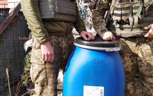 В районе Авдеевки военным передали торты, рисунки, бочку и оберег
