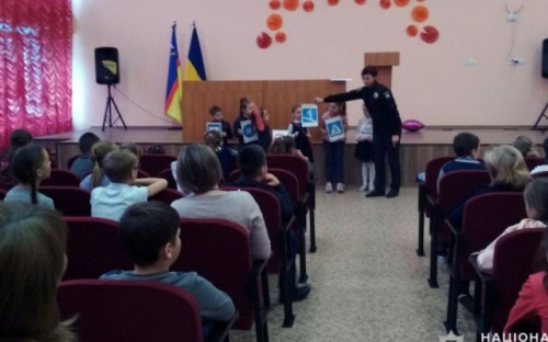 Правоохранитель из Авдеевки провела правовые уроки для школьников Очеретино (ФОТО)