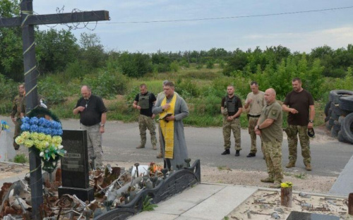 Полковник, полк и священнослужители навестили мемориал в авдеевской промзоне (ФОТО)