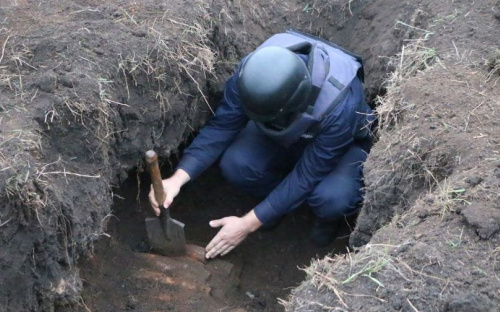 На Донетчине пиротехники ликвидируют крупный склад 