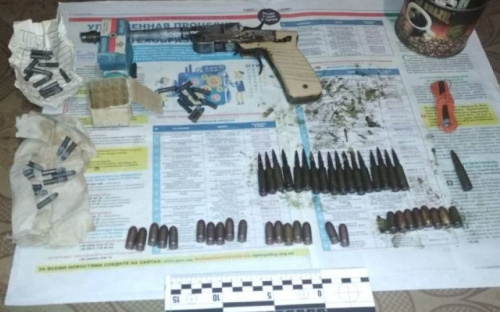 Житель Авдеевки нашел под деревом в лесополосе пистолет и патроны