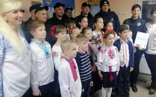 Школьники поздравили копов в Авдеевке с Днем украинской письменности и языка (ФОТО)