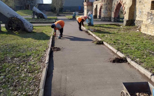 Авдеевские коммунальщики наводят чистоту в городе (ФОТОФАКТ)
