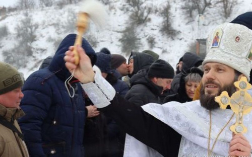 В Авдіївці на Водохреща освячували воду та пірнали в ополонку