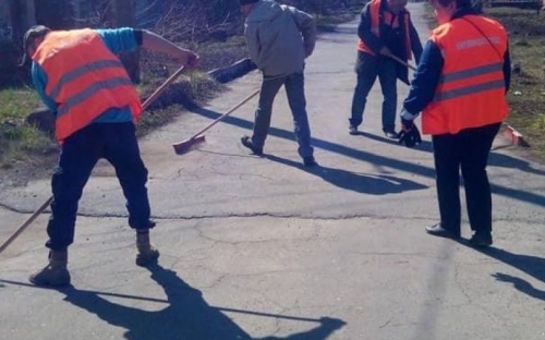  Авдіївські комунальники прибрали постраждалий від обстрілів парк у старій частині міста