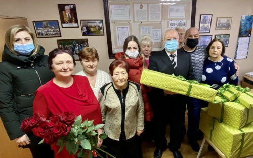 Авдеевские коксохимики поздравили городскую общественную организацию ветеранов с 35-летием создания