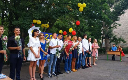 В Авдеевке вручили свидетельства о полном общем среднем образовании