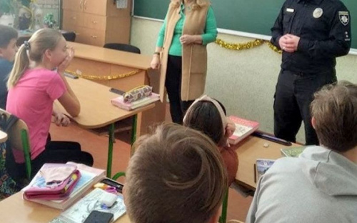 В Авдіївці правоохоронці розповіли школярам про шкідливий вплив тютюну та алкоголю