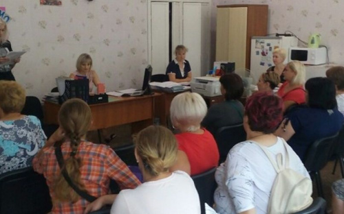 Жителей Авдеевки знакомили с Конституцией