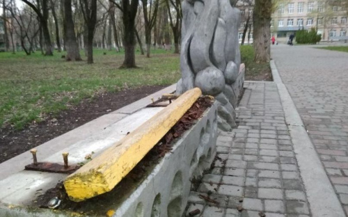 В центре Авдеевки вандалы растерзали лавочку (ФОТОФАКТ)