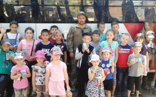 Авдеевские симики помогли детворе безопасно вернуться в родной город, а защитников Украины порадовали нужными подарками (ФОТО)