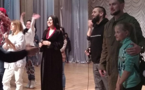 Авдеевку впечатлили местные и приезжие артисты: звучали хиты, новинки и гимн акапелла (ФОТО)