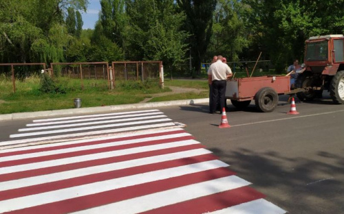 В Авдеевке приступили к обновлению пешеходных переходов (ФОТОФАКТ)