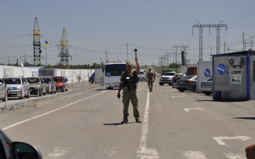 На донбасских КПВВ задержали за таблетки, столярное оборудование и взятку