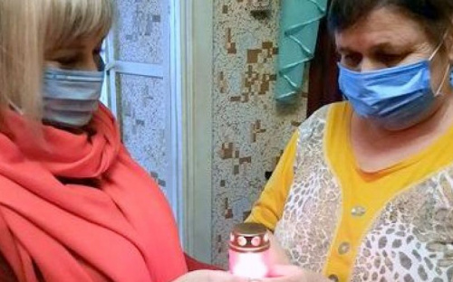 В Авдеевке социальные работники терцентра передали своим подопечным Вифлеемский огонь
