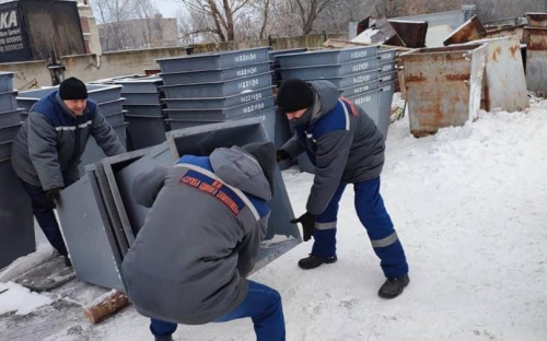 Авдіївські комунальники продовжують встановлення нових контейнерів для ТВП у місті (ФОТОФАКТ)