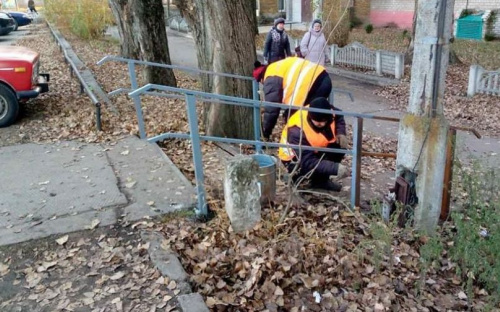 Комунальники обладнали спуск для авдіївців біля будівлі з соцустановами 