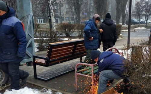 В Авдіївці комунальники продовжують оновлювати міста відпочинку городян (ФОТОФАКТ)