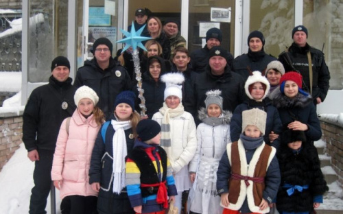 К полицейским Авдеевки пришли колядники (ФОТО)