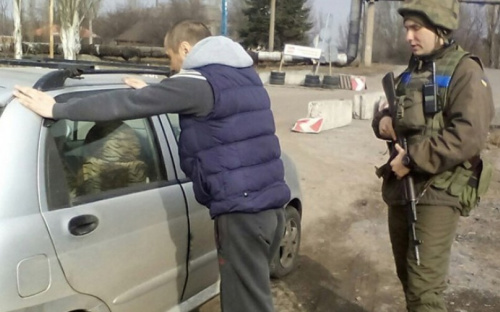 На авдеевском блок-посту задержаны двое пособников боевиков (ФОТО)