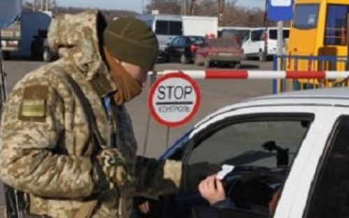 На КПВВ растут очереди из людей и машин