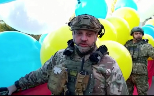 В Авдіївці до Дня захисників і захисниць україни запустили у небо червоно-чорний прапор