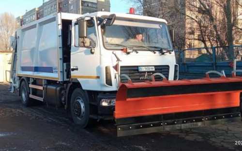 Авдіївські комунальники отримали новий, сучасний сміттєвоз