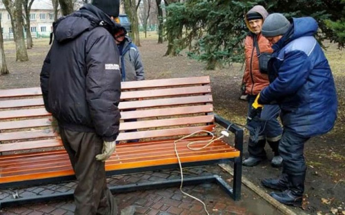 Комунальники Авдіївки встановили нові лави біля пам'ятнику Шевченко (ФОТОФАКТ)
