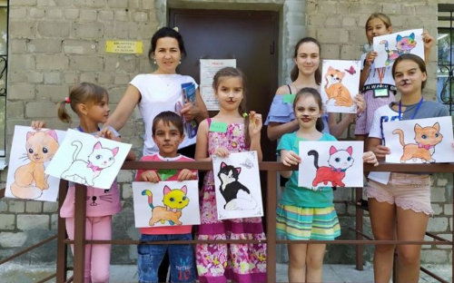 Детвора Авдеевки устроила в библиотеке «кошачьи чтения»