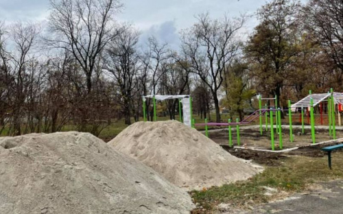 В Авдіївці у парку залізничників будують мультифункціональний спортивний майданчик