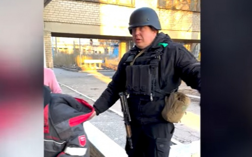 В Авдіївці поранених з палаючих будинків рятують поліцейські