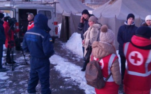 Одеяла, пластиковые щиты и предметы первой необходимости  от Красного Креста прибыли в Авдеевку