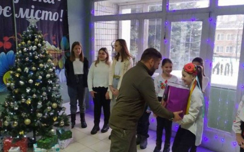 Учні Авдіївки заколядували у міській військово-цивільної адміністрації 