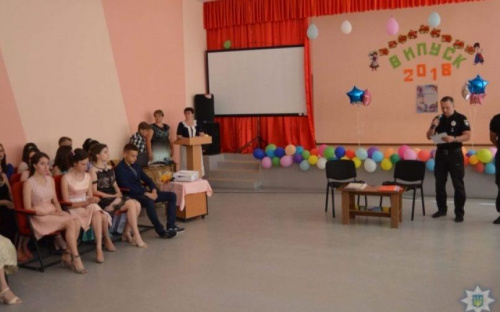 В прифронтовой Авдеевке поздравили «будущих полицейских» (ФОТО)