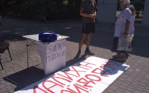 В Авдеевке собирают подписи за отставку главы ВГА (ФОТОФАКТ)