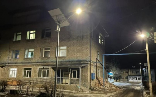 В Авдіївці на території центральної лікарні встановили ліхтарі на сонячних батареях