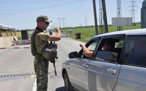 На КПВВ области фиксируют снижение транспортного и пассажирского потока