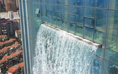 В Китае на небоскребе создали 100-метровый водопад (ФОТО+ВИДЕО)