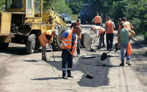 В старой части города коммунальщики выполняют ямочный ремонт автодорог